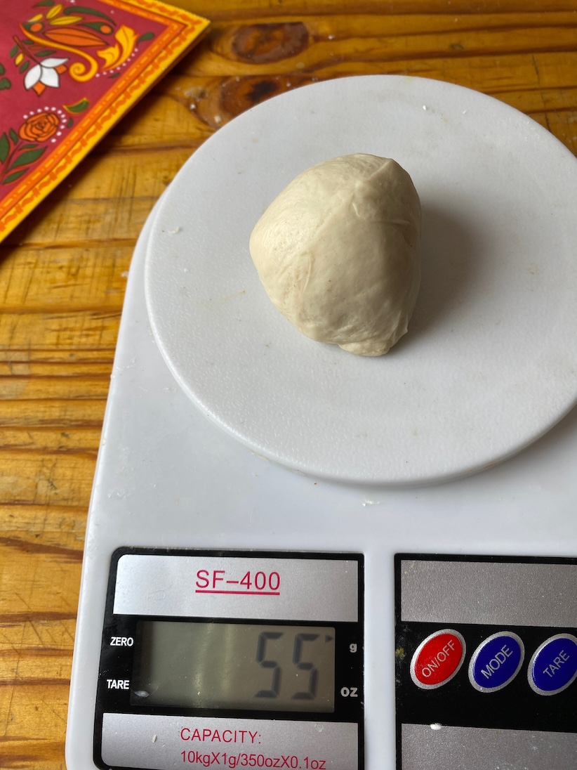 שקילת כדורי בצק במשקל 55 גרם